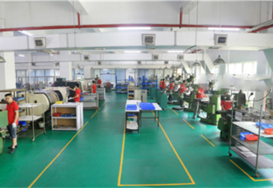 6臺銑床，3臺自動攻牙機(jī),1臺噴砂機(jī) 